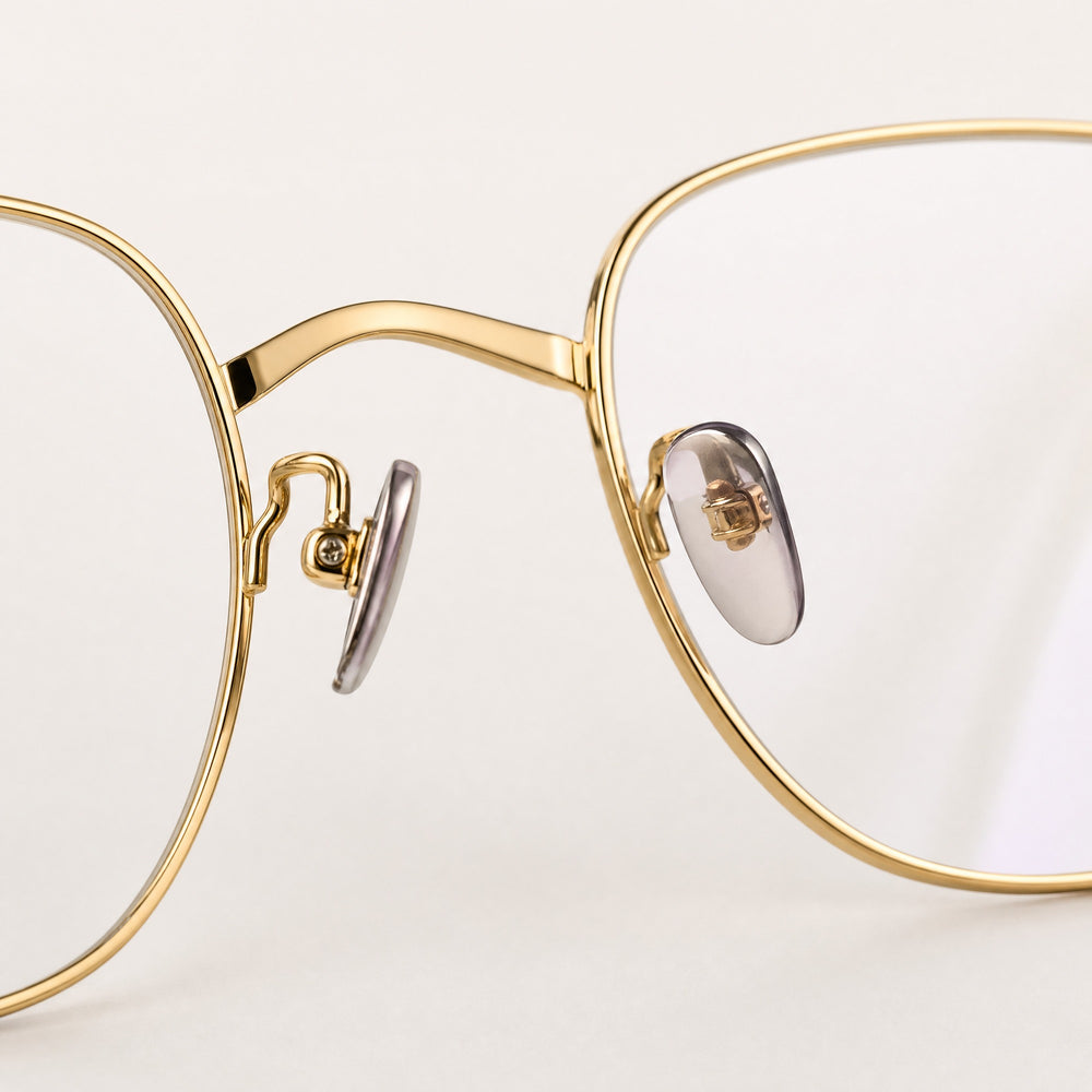 Thierry eyewear, close-up of the lenses and nose pad details