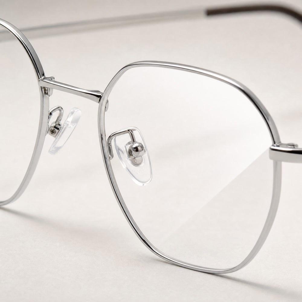 Adrien eyewear, close-up of the lenses and nose pad details