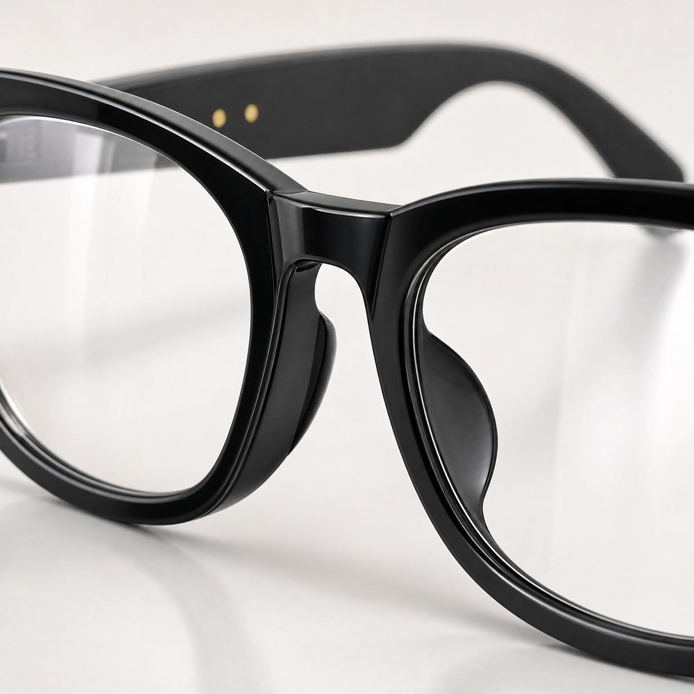 Michel eyewear, close-up of the lenses and nose pad details
