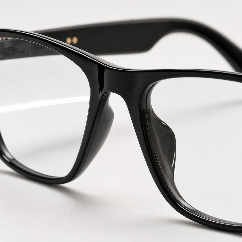 Sacha eyewear, close-up of the lenses and nose pad details
