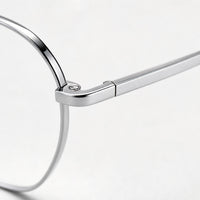 Simon eyewear, close-up of the frame, temple, and hinge construction