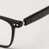 Valentin eyewear, close-up of the frame, temple, and hinge construction