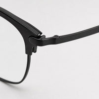 Étienne eyewear, close-up of the frame, temple, and hinge construction