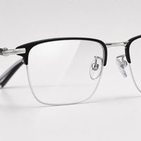 Aurélien eyewear, close-up of the lenses and nose pad details