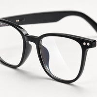 Valentin eyewear, close-up of the lenses and nose pad details