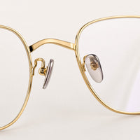 Thierry eyewear, close-up of the lenses and nose pad details