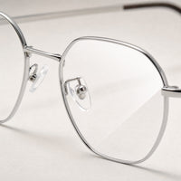 Adrien eyewear, close-up of the lenses and nose pad details