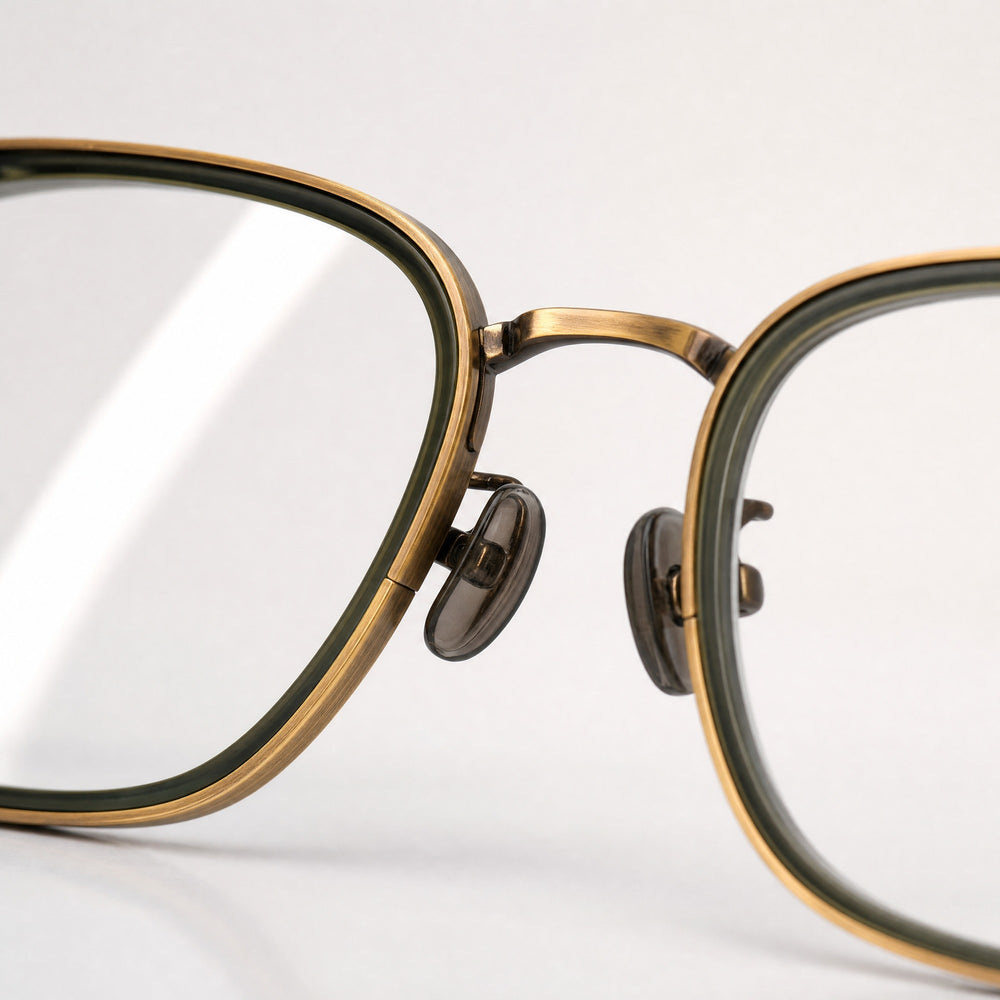 Théo eyewear, close-up of the lenses and nose pad details