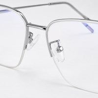 Sébastien eyewear, close-up of the lenses and nose pad details