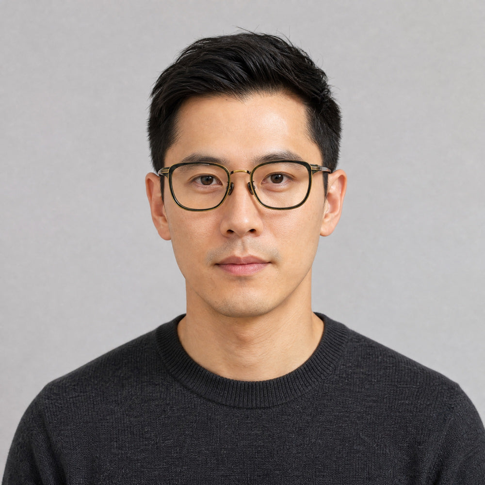Théo eyewear, front view worn by an adult model