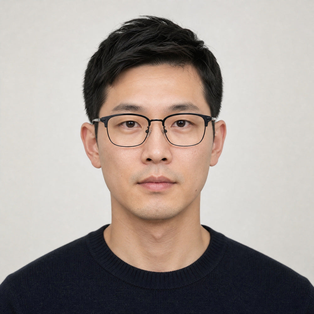 Étienne eyewear, front view worn by an adult model