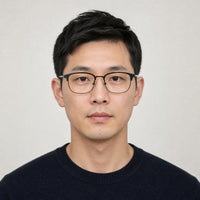 Étienne eyewear, front view worn by an adult model